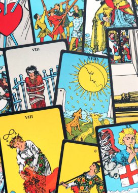 Bilinmeyen bir sanatçının 1709 'da yayınladığı Marsilya Tarot Destesi' ndeki birçok tarot kartında falcılık. Sihirli ve esrarengiz kavram