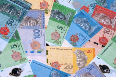 Malezya ringgit para faturaları masaya yığılır. MYR para biriminin Malezya banknotlarını kapatın. Malezya 'da iş ve ekonomi yatırımı kavramı.