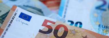 Çeşitli adaylıklarda yüklü miktarda Euro banknotları. Avrupa para banknotları kapanıyor