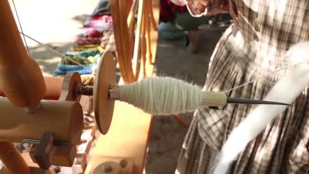 紡糸車のボビンの上に毛糸を閉じる — ストック動画