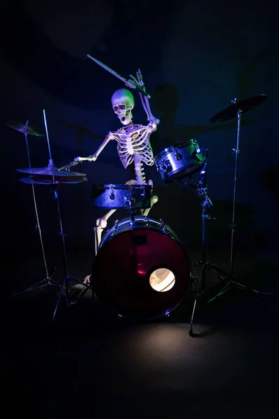 夜晚鼓手在鼓上演奏的骷髅鼓手 — 图库照片