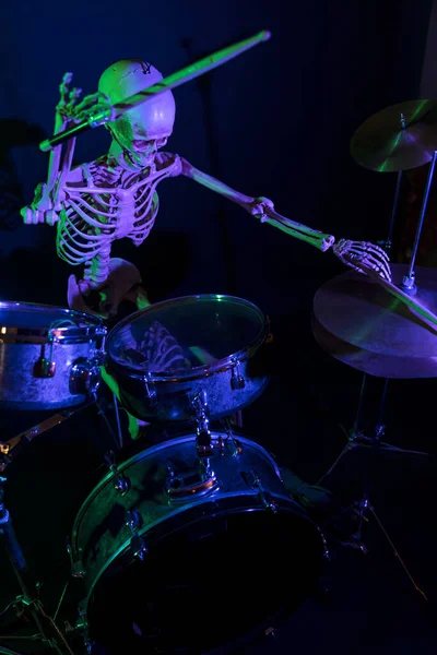 Squelette Éclairé Vert Violet Jouant Musique — Photo