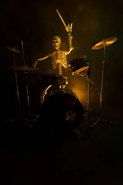 骷髅在黑暗中打鼓 被黄光照亮 — 图库照片