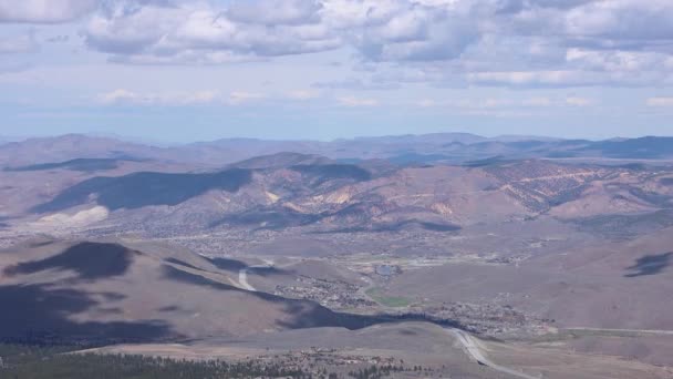 Stíny Mraků Pohybující Nad Pouštními Kopci Silnicemi Nevadě — Stock video