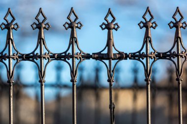 Maça tasarımı gotik siyah demir parmaklıklar birbirine tutturulmuş.