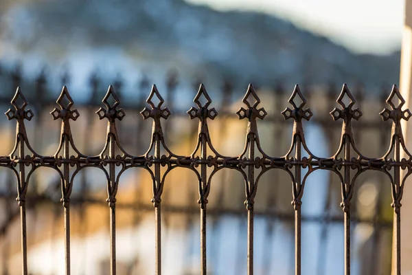 Cerca Metal Projeto Contra Fundo Cemetary Deserto Fora Foco — Fotografia de Stock