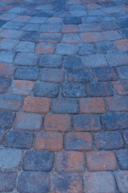 Gri turuncu ve siyah tuğla kaldırımlar bir desen oluşturdu