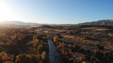 McCarran üst geçidine giden nehri takip eden insansız hava aracı ve 4. Cadde kavşağı.