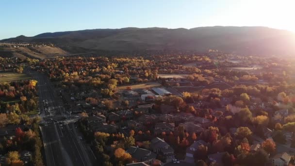 Drone Padella Volo Sinistra Sopra Alberi Colore Autunno Comunità Ranch — Video Stock