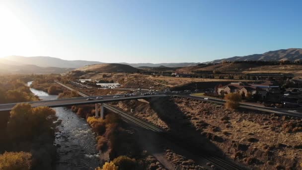 Penerbangan Drone Gerakan Lambat Atas Rel Kereta Api Oleh Sungai — Stok Video