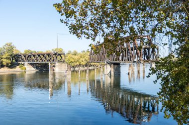 Asma köprü hareket halinde bir geminin geçmesine izin vermek için kısmen açık