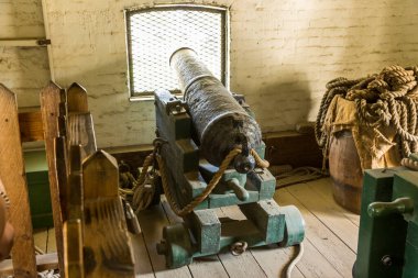 Bombardıman, düşman saldırılarına karşı korunmak için bir pencere gösterdi.