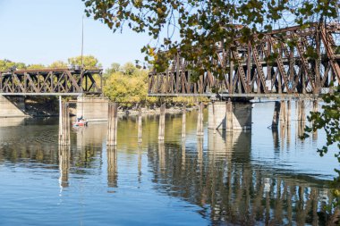 Asma köprü hareket halinde bir geminin geçmesine izin vermek için kısmen açık
