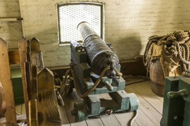 Bombardıman, düşman saldırılarına karşı korunmak için bir pencere gösterdi.