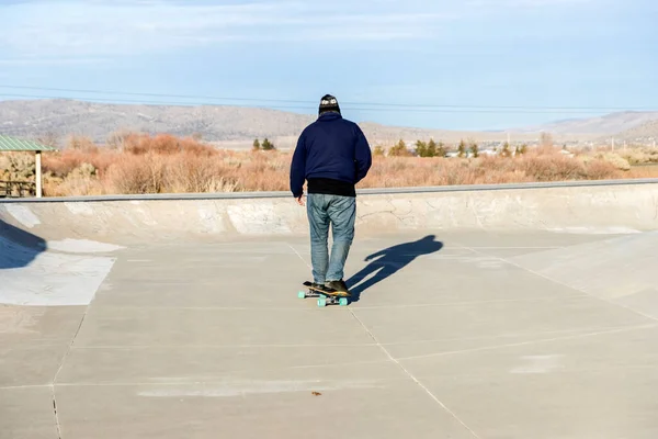 Mann Skatet Ohne Sicherheitsausrüstung Auf Einem Brett Skatepark — Stockfoto