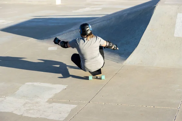 Criança Vestindo Engrenagem Segurança Monta Skate Torno Parque Enquanto Sentado — Fotografia de Stock