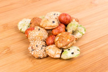 Yeşil kırmızı ve turuncu oryantal atıştırmalık yığını tahtanın üzerine izole edilmiş.