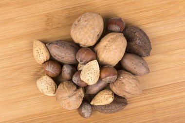 Kabuktaki çeşitli fındık yığını ahşap üstten aşağıya doğru izole edilmiş.