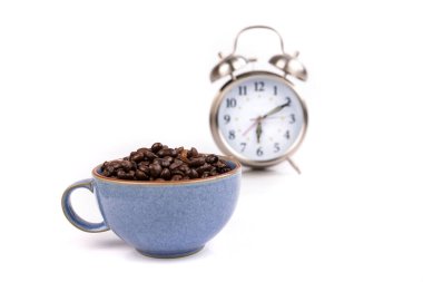 Eski usul çalar saat geçmişi olan bir kahve fincanı. Kahve zamanı konsepti