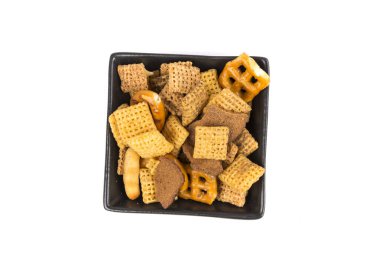 Mısır gevreği, kraker ve tuzlu kraker karışımı beyaz bir kasede.