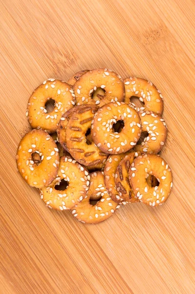 Montón Piezas Pretzel Redondas Saladas Aisladas Sobre Madera — Foto de Stock