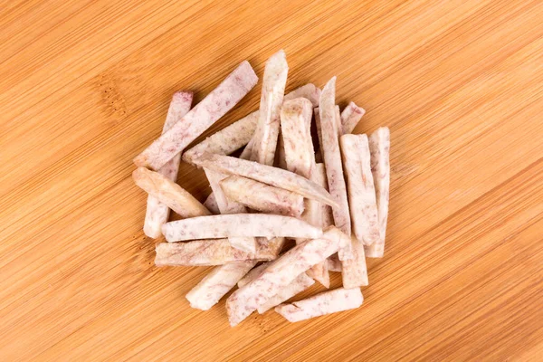 Hromada Dehydratovaných Taro Snack Tyčinky Izolované Přes Dřevo Shora Dolů — Stock fotografie