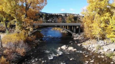 Truckee Nehri, Reno NV 'nin en batı kanadı olan kemerli köprünün altından sonbahar mevsimi boyunca akar.