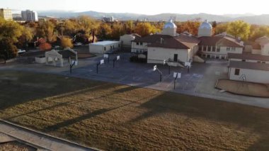 Sonbaharda Reno Nevada okul parkında ağaçların ötesinde hastane ve kumarhaneleri olan İHA yükseliyor.