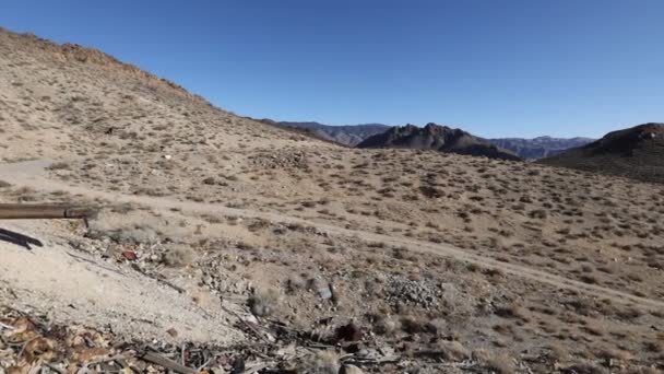 Pan Destra Attraverso Rifiuti Detriti Minerari Sinistra Nel Deserto Vicino — Video Stock