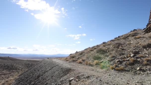 穿越沙漠中的土路 穿过采石场的框架和竖井 筑成了小山 — 图库视频影像