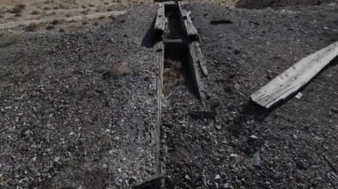 Çöldeki dağların üzerinden maden ocağı yükleme alanı demiryolu hattından inşa edilmiş.