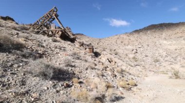Pan maden ocağını terk etti maden kuyusu ve odun kafa iskeleti çöl dağına inşa edildi.