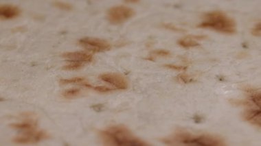  Üstü açık fırınlanmamış düz ekmekli pizzayı kapat.