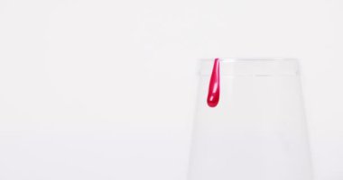 Temiz yüzeydeki boya damlaları, boya aşağı akarken odak noktasına ulaşıyor.