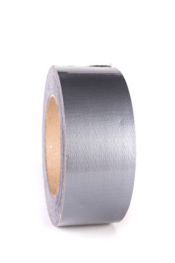 Büyük gümüş rulo parlak yansıtıcı koli bandı beyazın üzerinde izole bir şekilde duruyor.