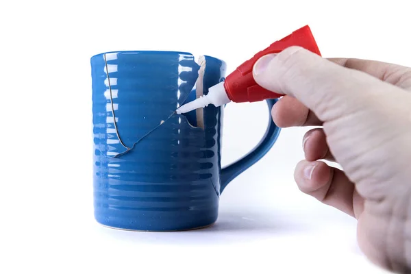 Neredeyse tamir edilmiş bir bardaktaki bir çatlağa korkunç bir yapıştırıcı.