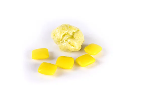 Pedaços Inteiros Chiclete Amarelo Mastigado Isolado Sobre Branco — Fotografia de Stock