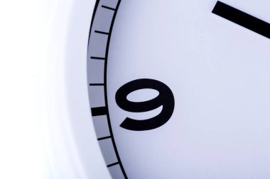 Saat 9 'u gösteren analog saatin çeyreğini kapat