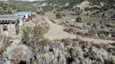 Nevada Çölü 'ndeki hayalet bir kasabadaki 4x4' lük bir yolu takip eden uçuş.