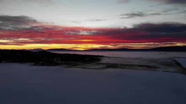 Drone Video Slow Descent Sunset Winter Fields Brilliantly Colored Skies — Stok video