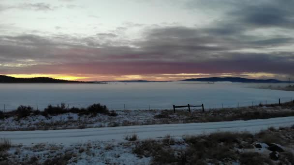 Takeoff Drone Video Fenced Field Wintertime Snow Inversion Fog Sunset — Stok video