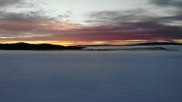 Drone Rise Fog Covered Snowed Fields Fences Colorful Sunset — Stok video