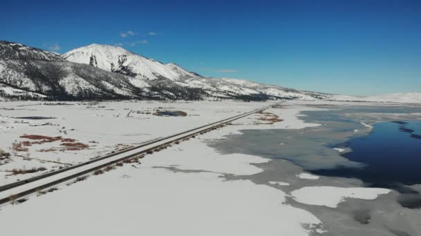 Drone Flight Frozen Lake Bed Winter Mountains Double Lane Interstate — Stock video