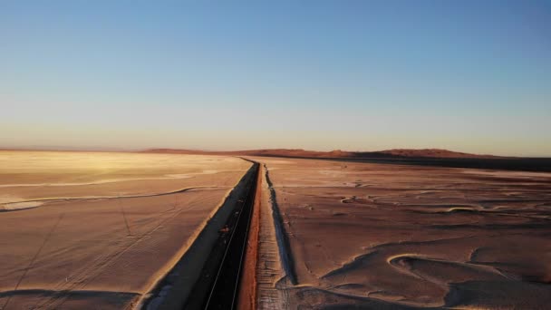 Drohnenflug Auf Schwarzer Asphaltstraße Über Orange Und Braune Wüste — Stockvideo