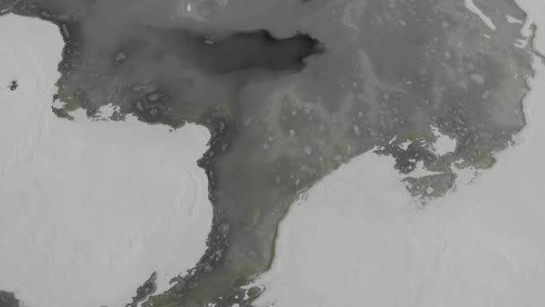 Высокий Полет Пова Над Узорами Вариациями Ледяном Озере — стоковое видео