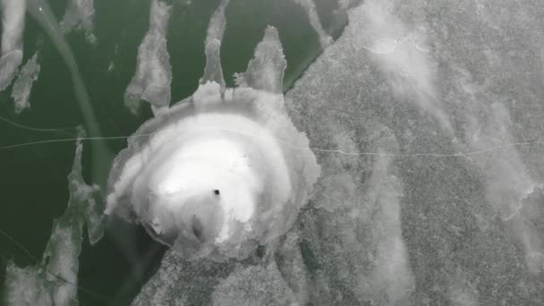 Drohnenflug Über Gefrorener Seeoberfläche Winter Drehen Und Kippen — Stockvideo