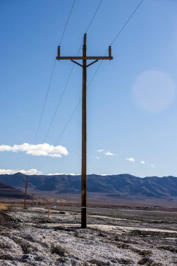 Uzun telefon direği Nevada Çölü 'ne iletişim gönderiyor.