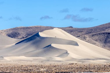 Otoyol kenarındaki kum dağı eğlence parkında küçük bir ATV 'nin kumulda koşması.