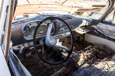 Çölde çürümeye bırakılmış eski bir arabanın iç ayrıntıları..