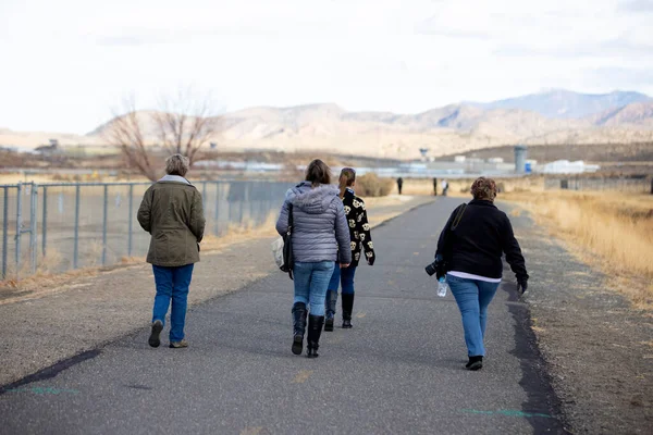 Four Women Photogarphers Look Wildlife Nature Path Rural Nevada —  Fotos de Stock